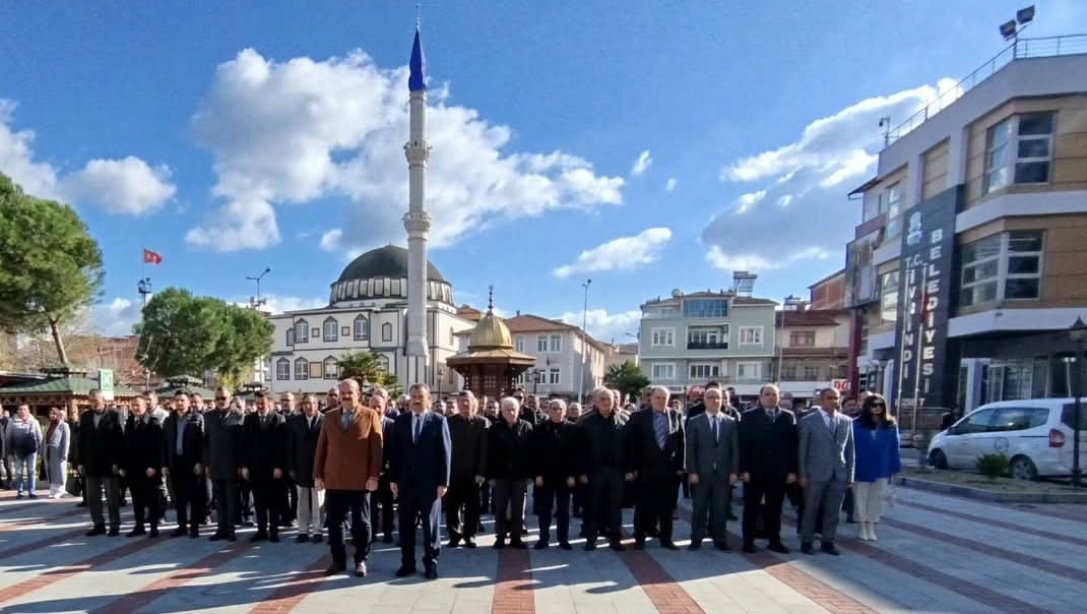 24 Kasım Öğretmenler Günü Programı  Çelenk Sunma Töreni İlçemiz Atatürk Meydanında Gerçekleştirildi