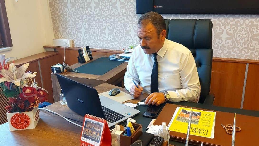 İlçe Milli Eğitim Müdürümüz Mustafa YÜCEL Okul Müdürleriyle Zoom Toplantısı Yaptı.